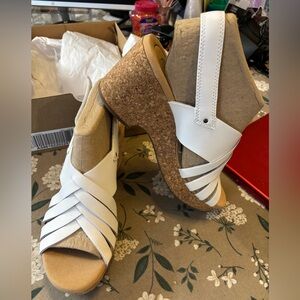 Clark’s White Leather Platform Sandals. NIB 9.5 medium.